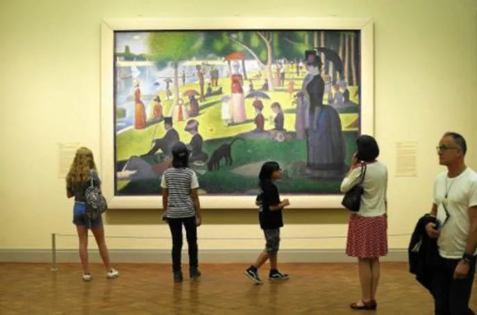 tourists viewing A Sunday Afternoon on the Island of La Grande Jatte by Georges Seurat